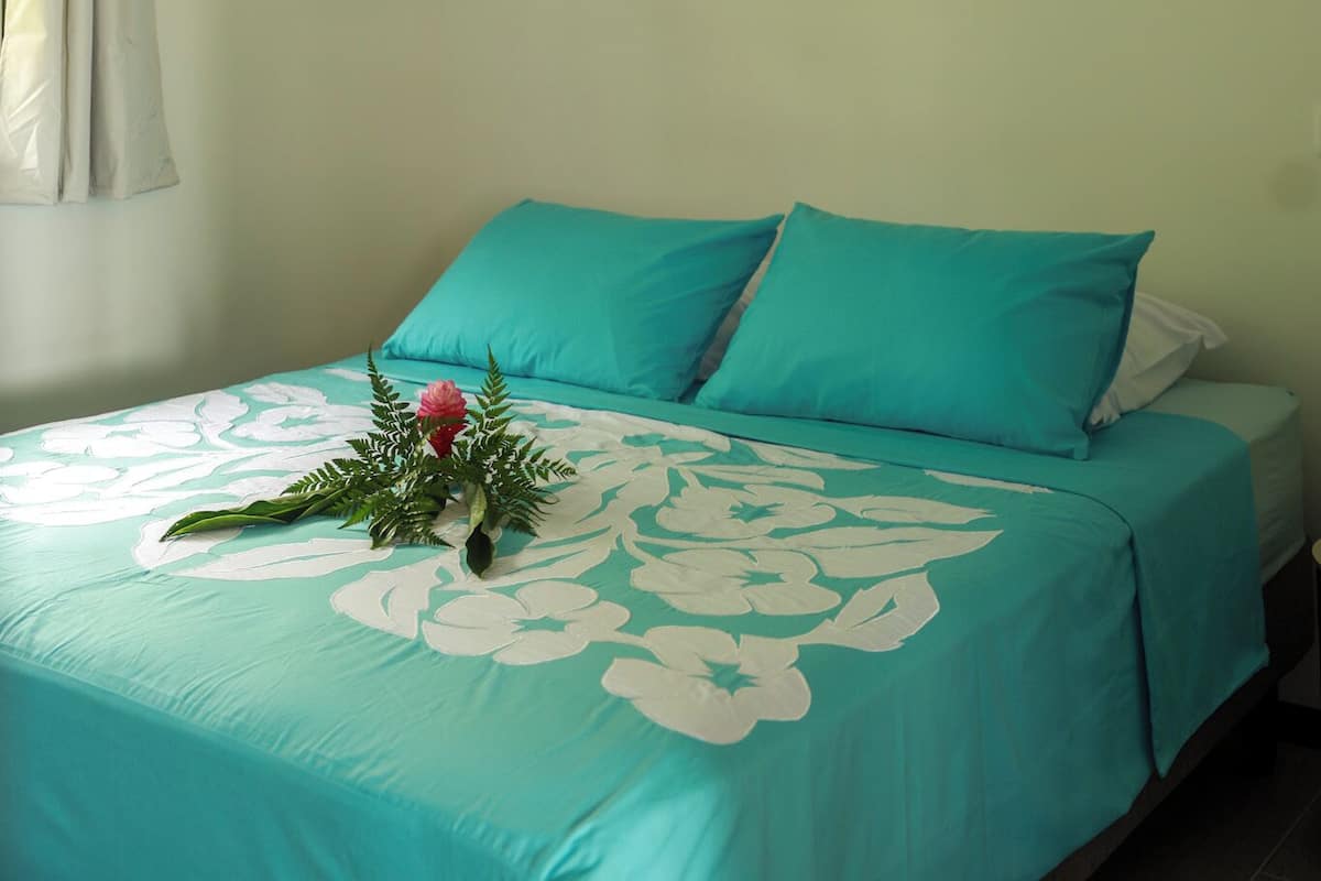 ستائر تعتيم ومكواة/لوح كي وواي فاي مجانًا