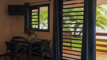 Bangalô, sacada, vista para o mar | Detalhe da parte interna