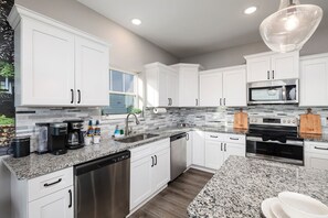 ثلاجة، ميكروويف، فرن، موقد طهي مسطح