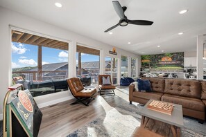 Smart TV, chimenea, videojuegos y futbolito 