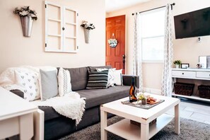 TV - Welcoming to The Geese Suite of Comfort & Style (Roseville)