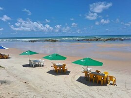 En la playa, arena blanca