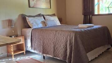 Suíte 1 com varanda | Blackout drapes, iron/ironing board, free WiFi