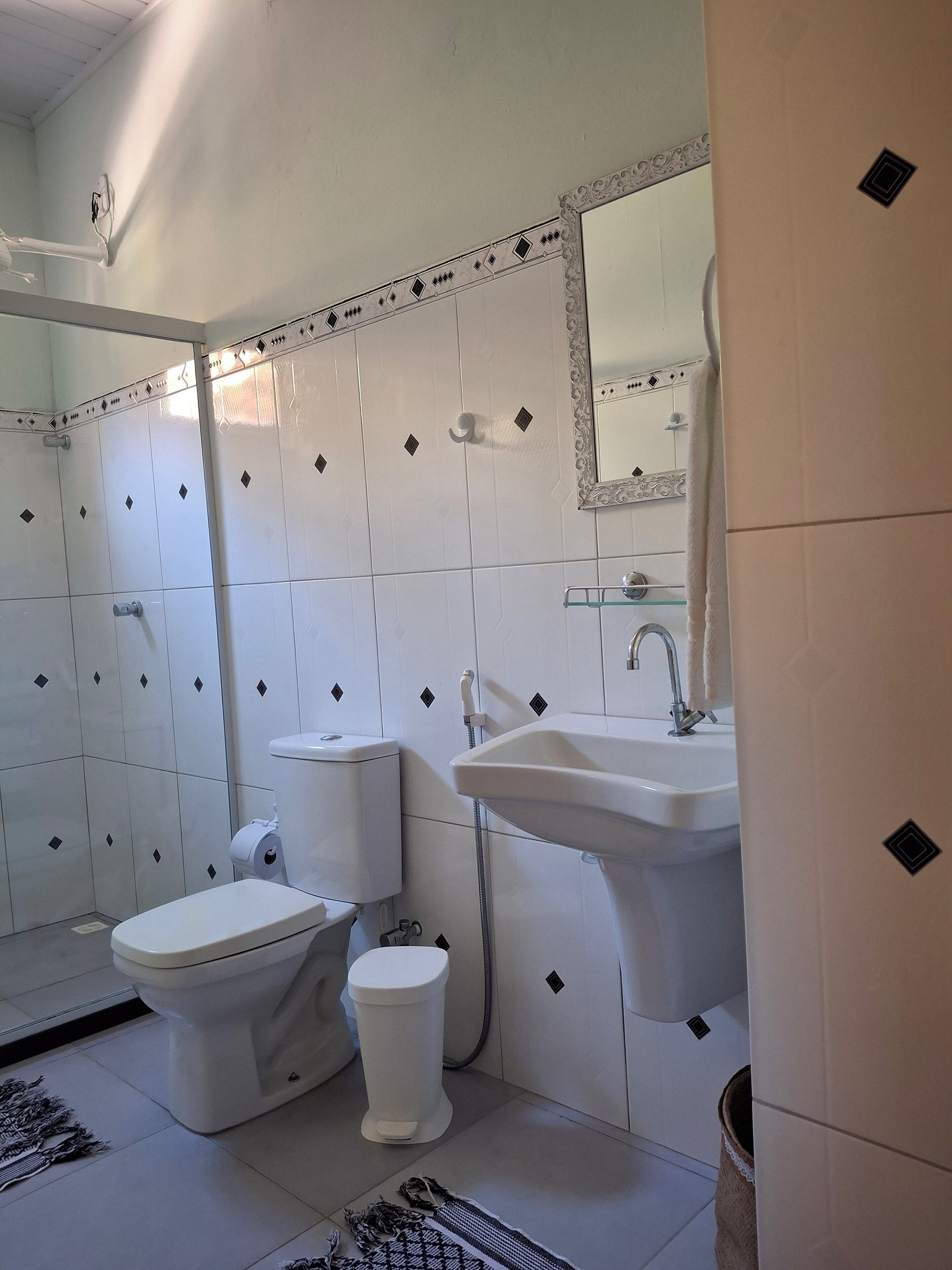 Suíte 2 com varanda | Badrum | Schampo och toalettpapper