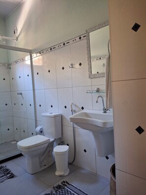 Suíte 2 com varanda | Bathroom | Shampoo, toilet paper - Recanto Verde (Mata de Sao Joao)