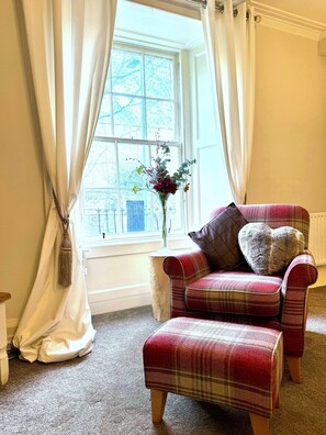 Smart TV, fireplace - Cosy New Town apartment (private entrance) close to historic landmarks (Edinburgh)