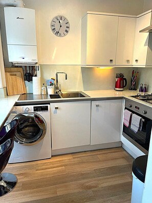 Fridge, microwave, oven, cookware/dishes/utensils - Cosy New Town apartment (private entrance) close to historic landmarks (Edinburgh)