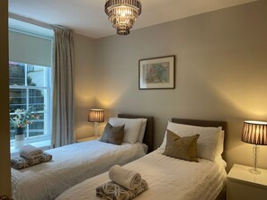 1 bedroom, iron/ironing board, free WiFi, bed sheets - Cosy New Town apartment (private entrance) close to historic landmarks (Edinburgh)