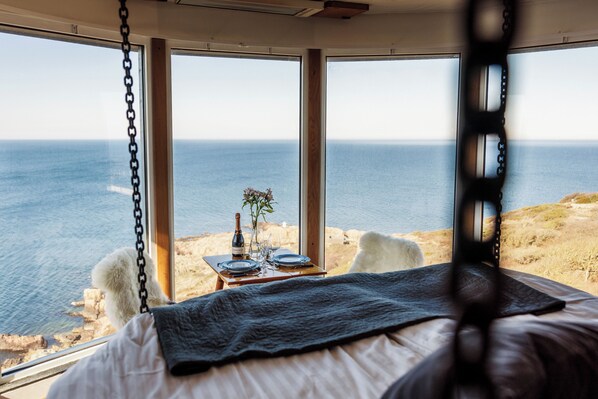 1 bedroom, bed sheets