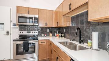 Apartment, 2 Queen Beds, Kitchen, City View (The 333 Suites 302) | Private kitchen