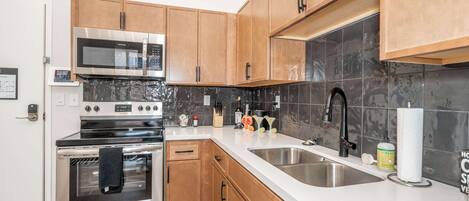 Apartment, 2 Queen Beds, Kitchen, City View (The 333 Suites 302) | Private kitchen