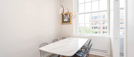 アパートメント クイーンベッド 2 台 キッチン シティビュー (The 333 Suites 302) | 部屋からの景観