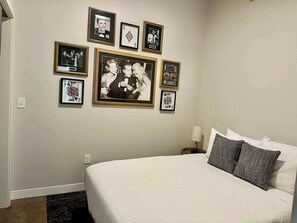 อพาร์ทเมนท์, เตียงควีนไซส์ 2 เตียง, ห้องครัว, วิวเมือง (The 333 Suites 302) | 2 ห้องนอน, ห้องพักตกแต่งอย่างมีเอกลักษณ์, ตกแต่งพิเศษโดยเฉพาะ