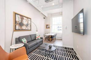 Apartment, 2 Queen-Betten, Küche, Stadtblick (The 333 Suites 302) | Wohnbereich