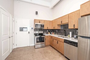 Apartment, 2 Queen Beds, Kitchen, City View (The 333 Suites 302) | Private kitchen