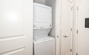 อพาร์ทเมนท์, เตียงควีนไซส์ 2 เตียง, ห้องครัว, วิวเมือง (The 333 Suites 302) | บริการซักรีด