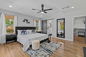 4 slaapkamers, een bureau, een strijkplank/strijkijzer, wifi