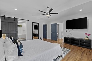 5 Schlafzimmer, Schreibtisch, Bügeleisen/Bügelbrett, WLAN