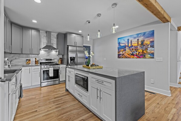 Een koelkast, een magnetron, een oven, een kookplaat