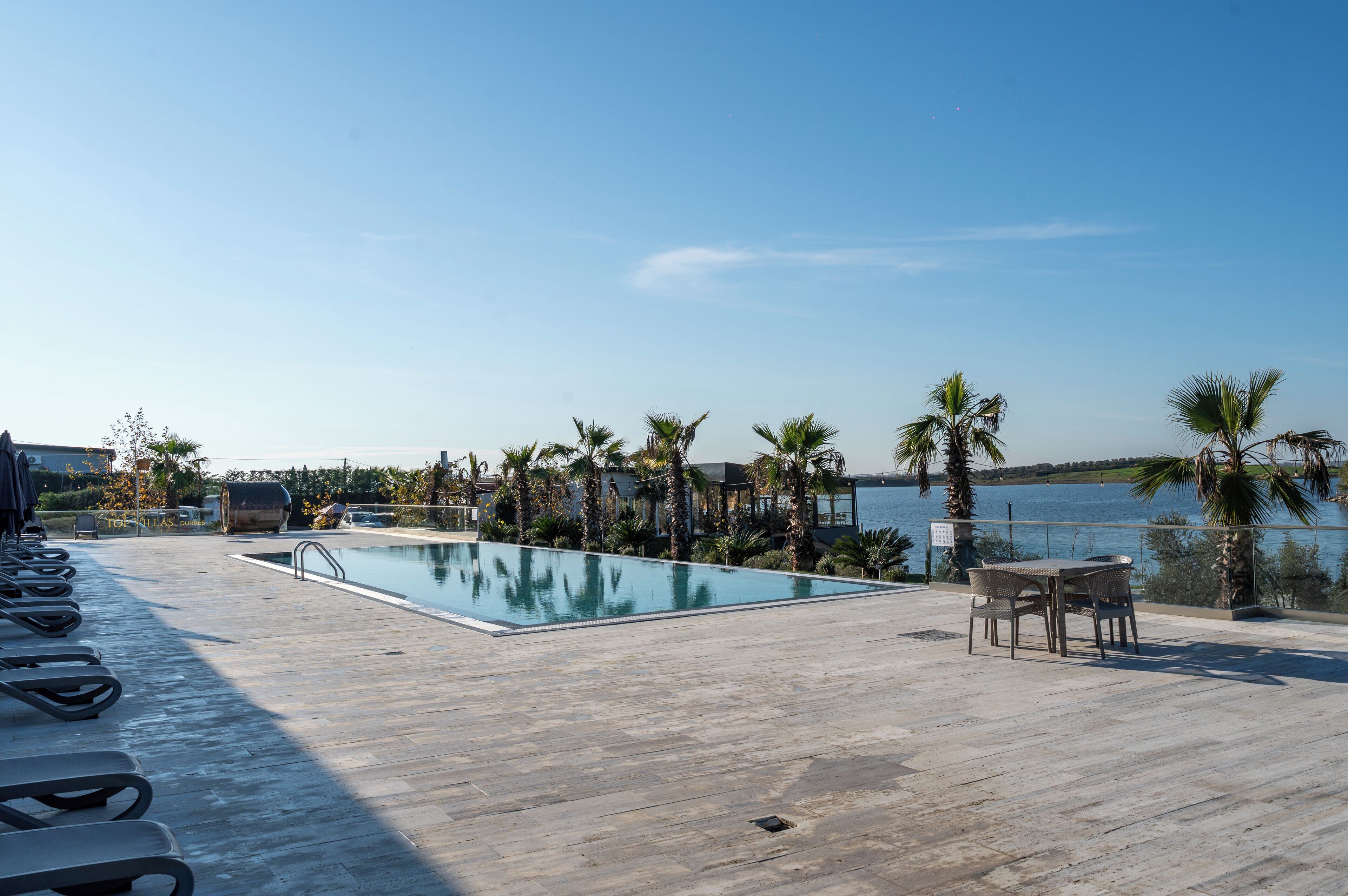 Comfort-Suite, Terrasse, Poolblick | Terrasse/Patio