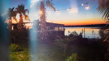 Comfort-sviitti, patio, näköala uima-altaalle | Näkymä järvelle