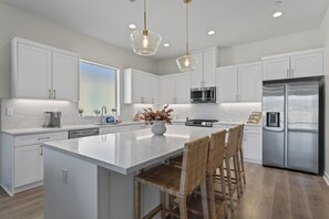 Refrigerador, microondas, horno y parrilla de estufa 