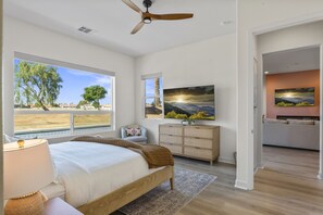 3 habitaciones, escritorio y tabla de planchar con plancha 