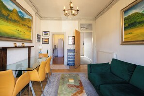 TV - Stylish Georgian Home • Prime Location Near Tram & City Centre (Edinburgh)