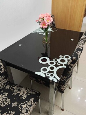 Apartment, 1 Bedroom, Smoking | Dining