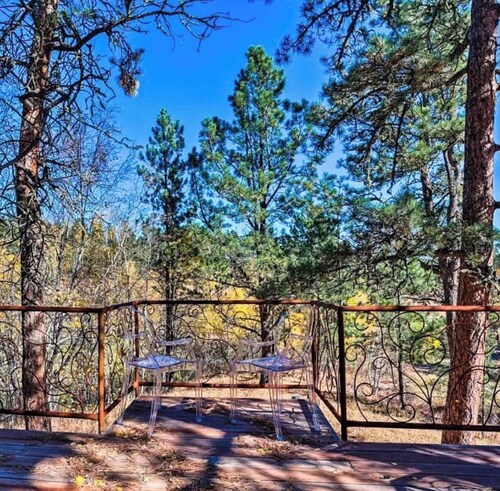 Quiet off-grid log cabin on 20 acres in the pristine Black Hills National Forest