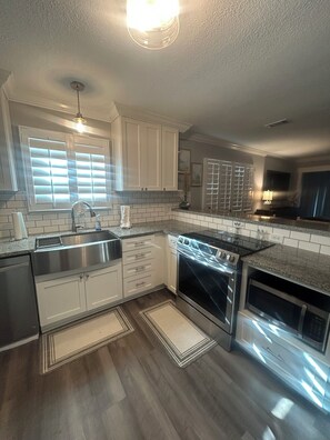Private kitchen - Waterfront, ground level, corner unit! Long  term rental only, no weekly stays (Panama City Beach)