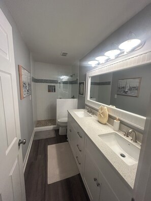 Shower, hair dryer - Waterfront, ground level, corner unit! Long  term rental only, no weekly stays (Panama City Beach)