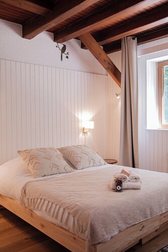 Spacious Country Escape with Huge Garden & Mountain Views - Relax & Recharge