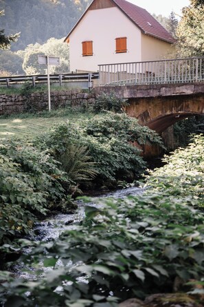 Property grounds - Spacious Country Escape with Huge Garden & Mountain Views - Relax & Recharge (Andlau)