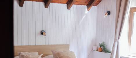 8 bedrooms, iron/ironing board, WiFi, bed sheets