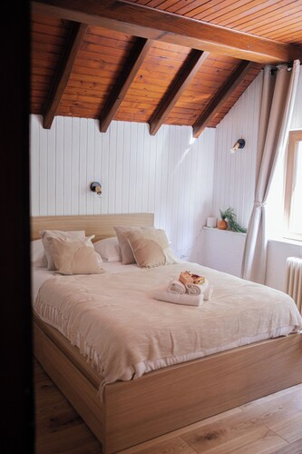 Spacious Country Escape with Huge Garden & Mountain Views - Relax & Recharge