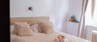 Spacious Country Escape with Huge Garden & Mountain Views - Relax & Recharge