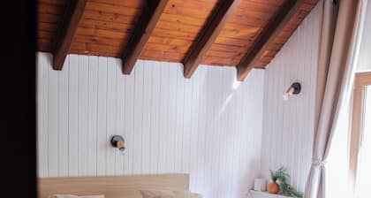 Spacious Country Escape with Huge Garden & Mountain Views - Relax & Recharge