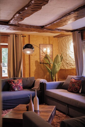 Spacious Country Escape with Huge Garden & Mountain Views - Relax & Recharge