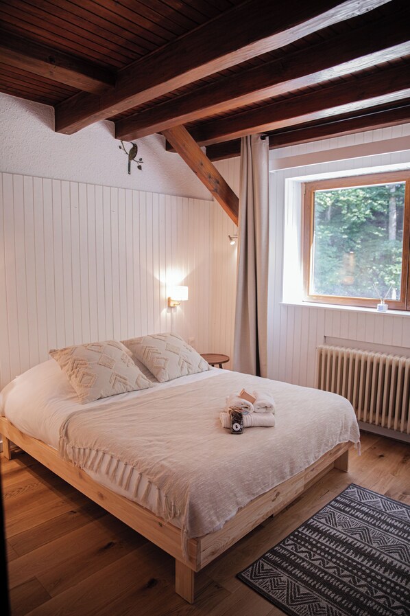 8 bedrooms, iron/ironing board, WiFi, bed sheets