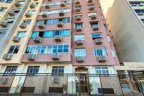 A multi-story residential building with balconies, a gated entrance, and a visible address sign. - Luxury 3bdrs Sea View in Copacabana A 2440/515 (Rio de Janeiro)