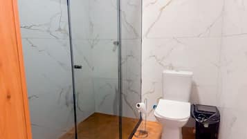 Chuveiro, banheira de hidromassagem, secador de cabelo, toalhas de banho
