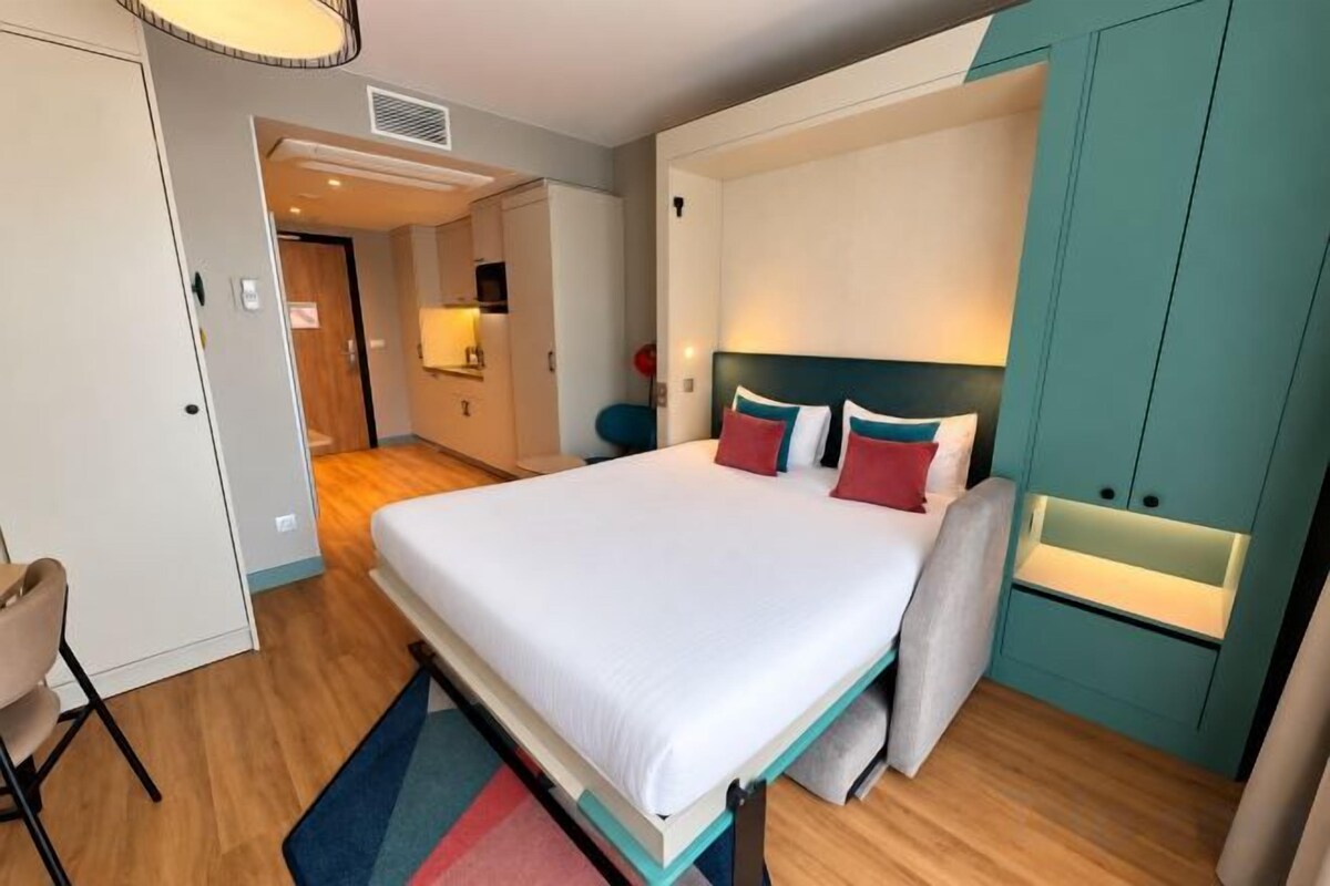 Ein Hotelzimmer mit einem Bett, einem Schreibtisch und einem Kleiderschrank.