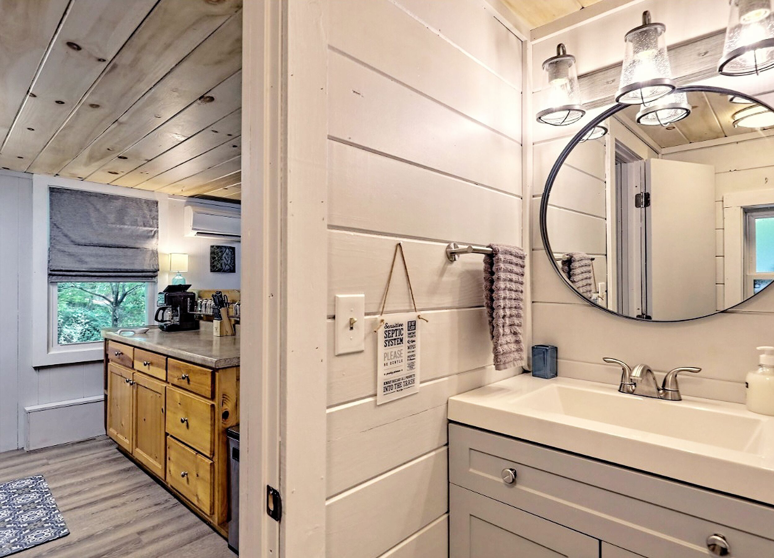 Een douche, een haardroger, handdoeken, zeep