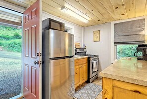 Fridge, microwave, oven, stovetop - Cute'n Chic 2B/1B Lower Level downtown Clayton GA (Clayton)