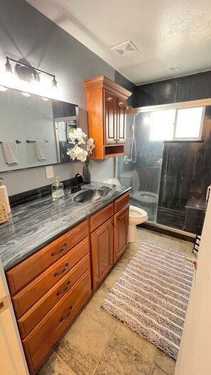 Hair dryer, towels, soap, shampoo - AirPort and relax backyard (Albuquerque)