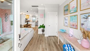 Ein modernes Interieur mit Holzboden, einem Essbereich und einem Wohnbereich mit einer Couch und einem Couchtisch.