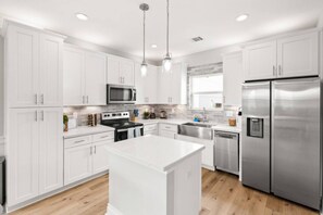 Kjøleskap, mikrobølgeovn, ovn og kokeplater