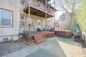 Terrace/patio - Old Brookline Charm 5 minLongwood In-Unit Laundry (Brookline)