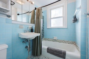 Towels, soap, toilet paper - Old Brookline Charm 5 minLongwood In-Unit Laundry (Brookline)